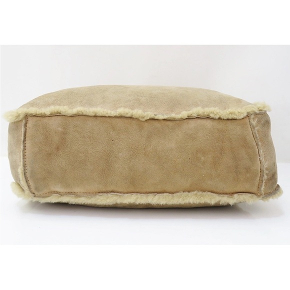 CHANEL Beige Shearling Tote - Picture 4 of 16